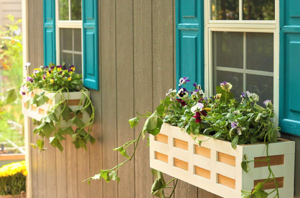 Jendela kecil dengan hiasan bunga